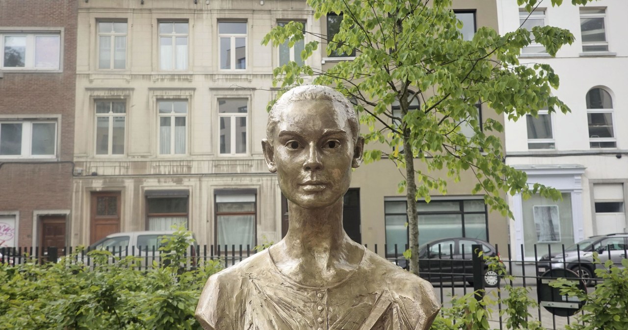 Gdyby żyła, w środę 4 maja skończyłaby 93 lat. Urodziny Audrey Hepburn uczciły władze Brukseli, odsłaniając tego dnia jej pomnik. Obelisk stanął w pobliżu domu, w którym wielka gwiazda Hollywood przyszła na świat.