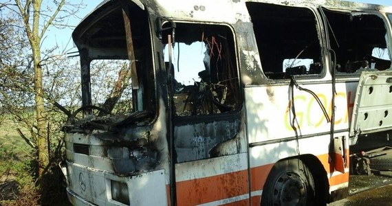 ​Ośmioro dzieci jechało do szkoły w Rytlu, gdy w autobusie doszło do pożaru. Dzieci, opiekunka i kierowca zdążyli opuścić pojazd zanim ogień z komory silnika rozprzestrzenił się na dalszą część pojazdu - powiedział PAP oficer prasowy komendanta powiatowego PSP w Chojnicach bryg. Henryk Koźlewicz.