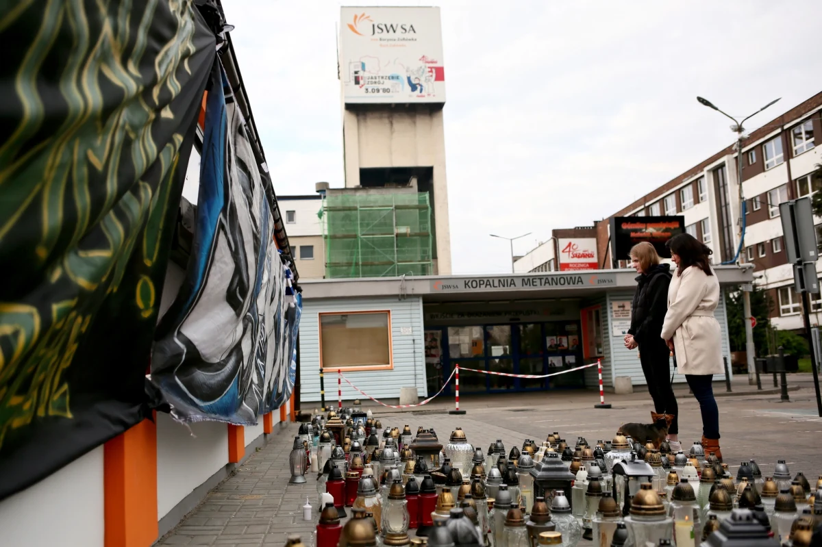 ​Kwietniowy wstrząs w kopalni Zofiówka, w wyniku którego zginęło 10 górników, spowodował poważne zniszczenia w wyrobisku 900 m pod ziemią. Doszło m.in. do deformacji i uszkodzeń obudowy chodnikowej, zawężenia gabarytów chodnika oraz zniszczenia i przemieszczenia maszyn - wynika z oględzin miejsca katastrofy.