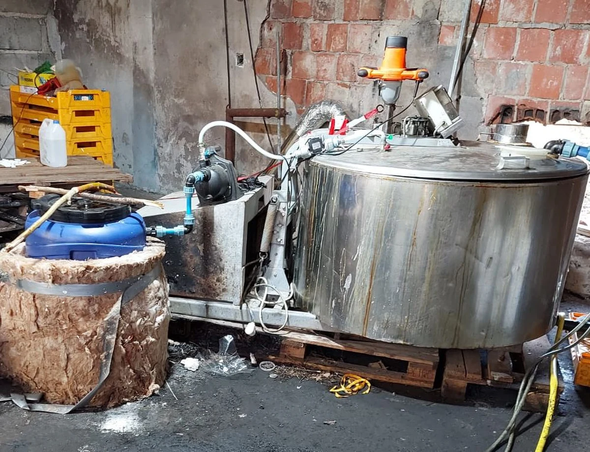 Ponad 20-metrowy namiot na poddaszu przystosowany do uprawy marihuany odkryli policjanci z województw lubelskiego, łódzkiego i śląskiego. Na miejscu zatrzymali 50-latka, jego 43-letnią partnerkę a także 40-letniego kolegę mężczyzny.