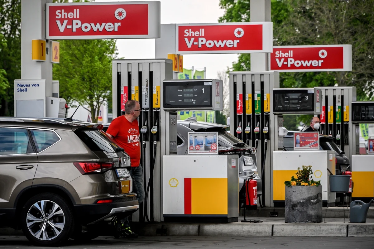 Trwają konsultacje w sprawie szóstego pakietu sankcji, który przewiduje wprowadzenie w ciągu pół roku całkowitego zakazu importu ropy z Rosji i wdrożenie do końca 2022 r. zakazu importu produktów rafinowanych. Nie doszło do porozumienia podczas pierwszego dzisiaj spotkania ambasadorów krajów UE w tej sprawie. Wciąż jest szansa na przyjęcie sankcji jeszcze dzisiaj, na kolejnym posiedzeniu - przekazał naszej korespondentce unijny dyplomata. 