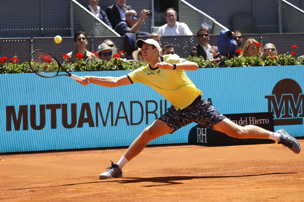 Hubert Hurkacz odpadł w ćwierćfinale turnieju ATP rangi Masters 1000 na kortach ziemnych w Madrycie. Polski tenisista przegrał z liderem światowego rankingu Serbem Novakiem Djokovicem 3:6, 4:6.