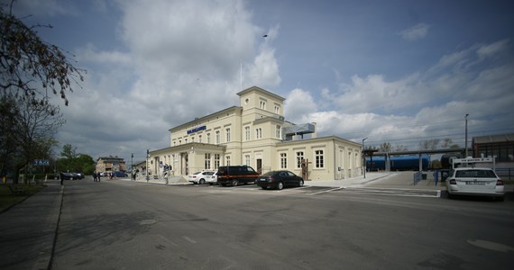 Elewacja w historycznym kolorze i hol odnowiony z dbałością o detale - tak po dwóch latach prac wygląda dworzec w Bolesławcu. Po przebudowie otwarto go dla podróżnych.

