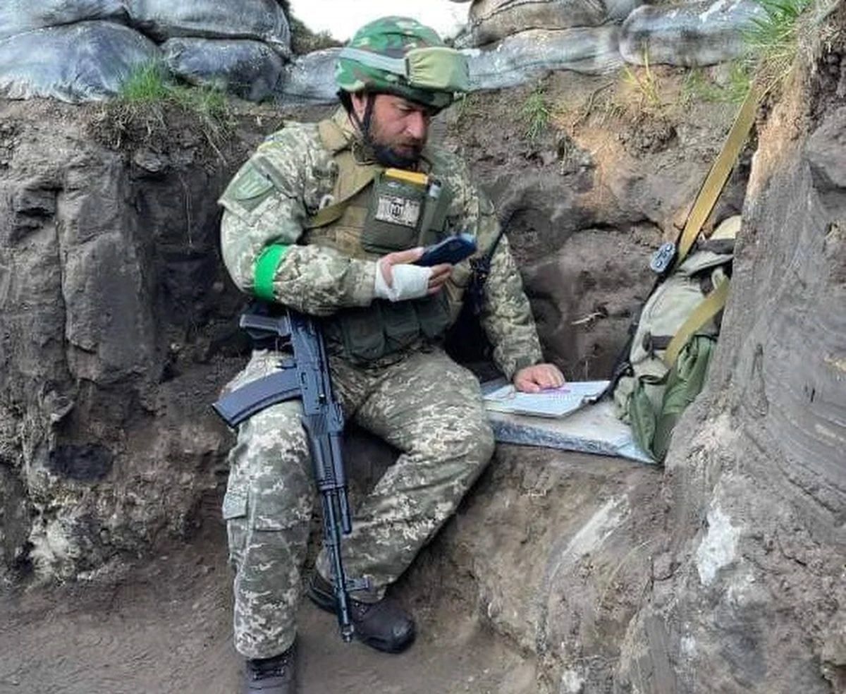 Fedir Szandor to wykładowca Użhorodzkiego Uniwersytetu Narodowego i popularyzator turystyki. Po rozpoczęciu rosyjskiej inwazji na Ukrainę wstąpił do armii, ale nie przerwał działalności naukowej. Ministerstwo Spraw Zagranicznych Ukrainy opublikowało zdjęcie, na którym widać, jak z okopu prowadzi zdalny wykład dla swoich studentów. 