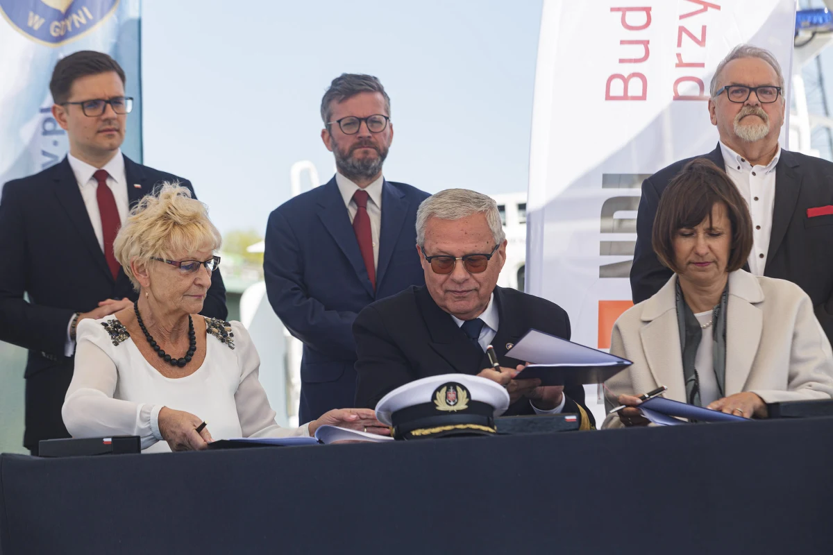 Umowę na kolejny etap prac związanych z przekopem przez Mierzeję Wiślaną podpisał dziś Urząd Morski w Gdyni. Chodzi o pogłębienie mającego ponad 8 kilometrów długości toru wodnego na Zalewie Wiślanym. ‘

