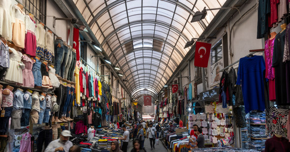 Inflacja w Turcji wyniosła w kwietniu 69,97 procent rok do roku. W ujęciu miesięcznym ceny wzrosły o 7,25 procent - wynika z czwartkowych danych Tureckiego Instytutu Statystycznego. Najmocniej wzrosły ceny transportu. To oficjalne dane. Te nieoficjalne mogą wyglądać jeszcze bardziej dramatycznie. 