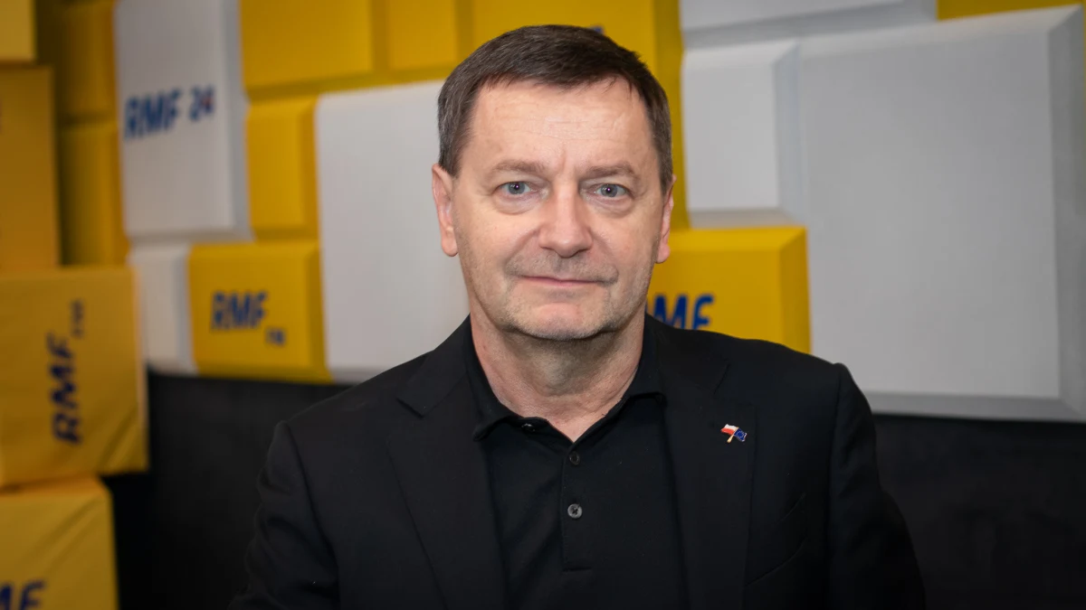 "Jest cały szereg różnych zastrzeżeń do pracy banku (NBP - przyp. red.), łącznie z decyzjami, ale także z komunikacją tych decyzji" - tak Janusz Jankowiak, główny ekonomista Polskiej Rady Biznesu odpowiedział w Popołudniowej rozmowie w RMF FM na pytanie, czy Narodowy Bank Polski dobrze walczy z inflacją. Gość Marka Tejchmana stwierdził, że słucha konferencji prezesa NBP Adama Glapińskiego "z pudełkiem chusteczek higienicznych, bo trudno jest mi powstrzymać łzy śmiechu". "Te konferencje tak dalece odbiegają od standardów centralnej bankowości, że to jest niewiarygodne. Nie budzą już zdumienia, po prostu trudno w to uwierzyć" - podsumował Jankowiak.