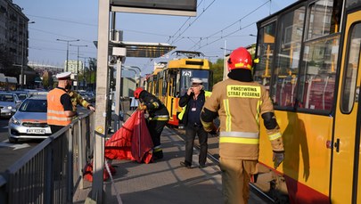 Warszawa: Kobieta wpadła pod tramwaj. Do jej wydostania użyto podnośnika