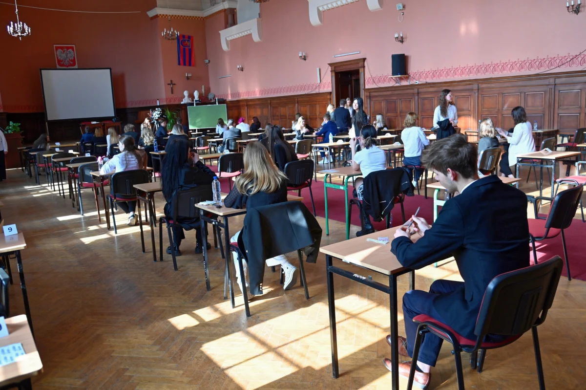 Piątek był trzecim dniem pisemnych egzaminów dojrzałości. Maturzyści rano zdawali język angielski na poziomie podstawowym. Po południu odbyły się pisemne egzaminy z innych języków obcych nowożytnych zdawanych na poziomie podstawowym: niemieckiego, rosyjskiego, francuskiego, hiszpańskiego i włoskiego. Na naszej stronie publikujemy arkusze z popołudniowych egzaminów. 