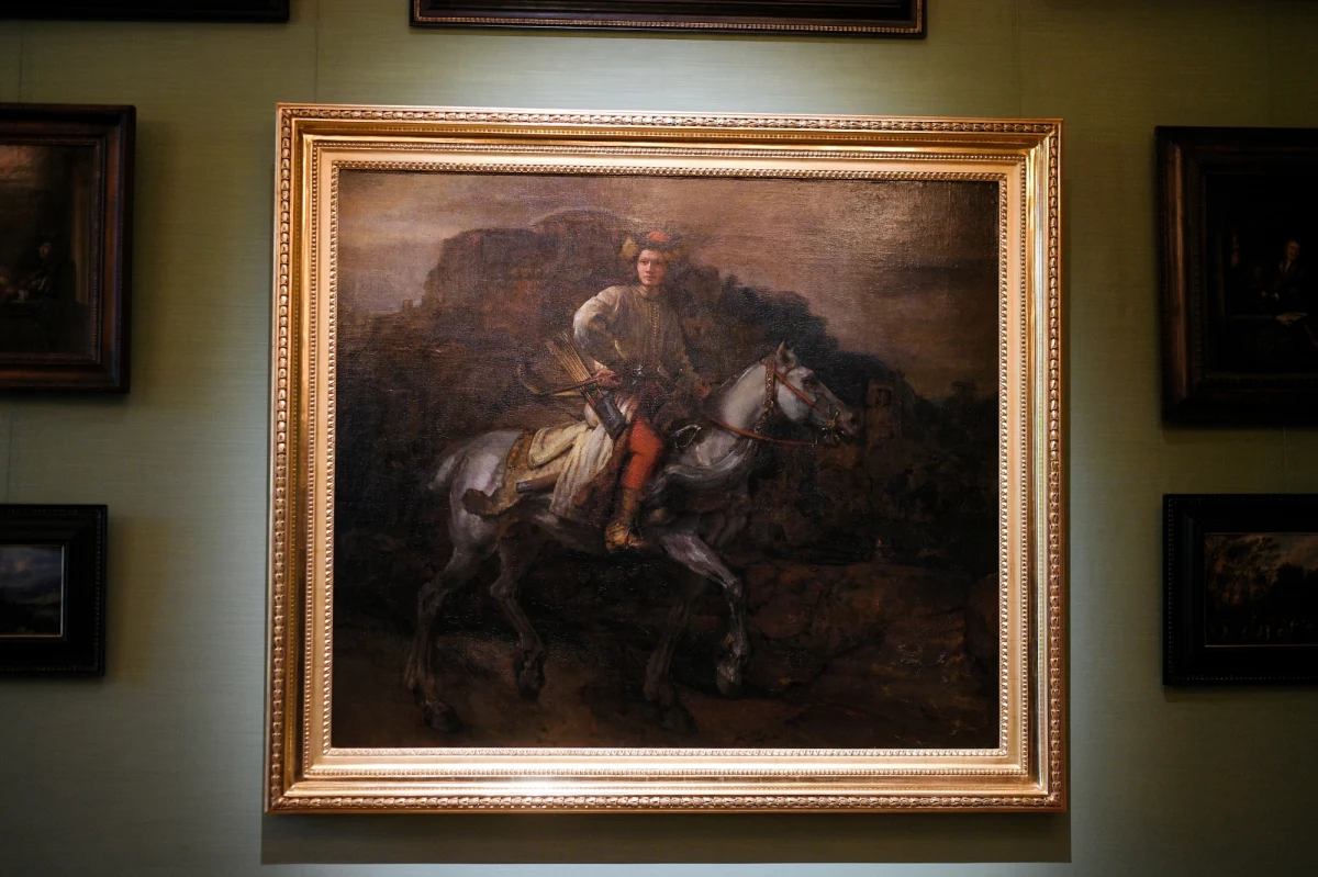 Arcydzieło Rembrandta „Jeździec polski” zagości w warszawskich Łazienkach po przeszło dwustu latach od chwili, gdy opuściło rezydencję króla. Obraz genialnego holenderskiego malarza można podziwiać od 6 maja do 7 sierpnia 2022 roku na wystawie pt. „Królewski Rembrandt. Jeździec polski ze zbiorów The Frick Collection w Nowym Jorku”.