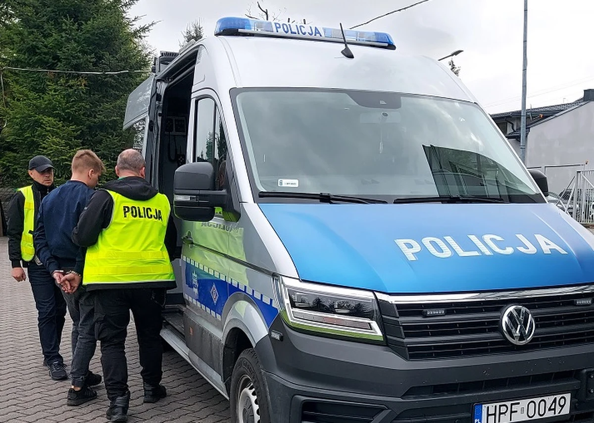 Policjanci z komendy powiatowej w Radomsku zatrzymali mężczyznę, który śmiertelnie potrącił 16-latka oraz spowodował obrażenia u 36-letniej kobiety. Sprawca nie udzielił pomocy ofiarom i odjechał z miejsca zdarzenia. 