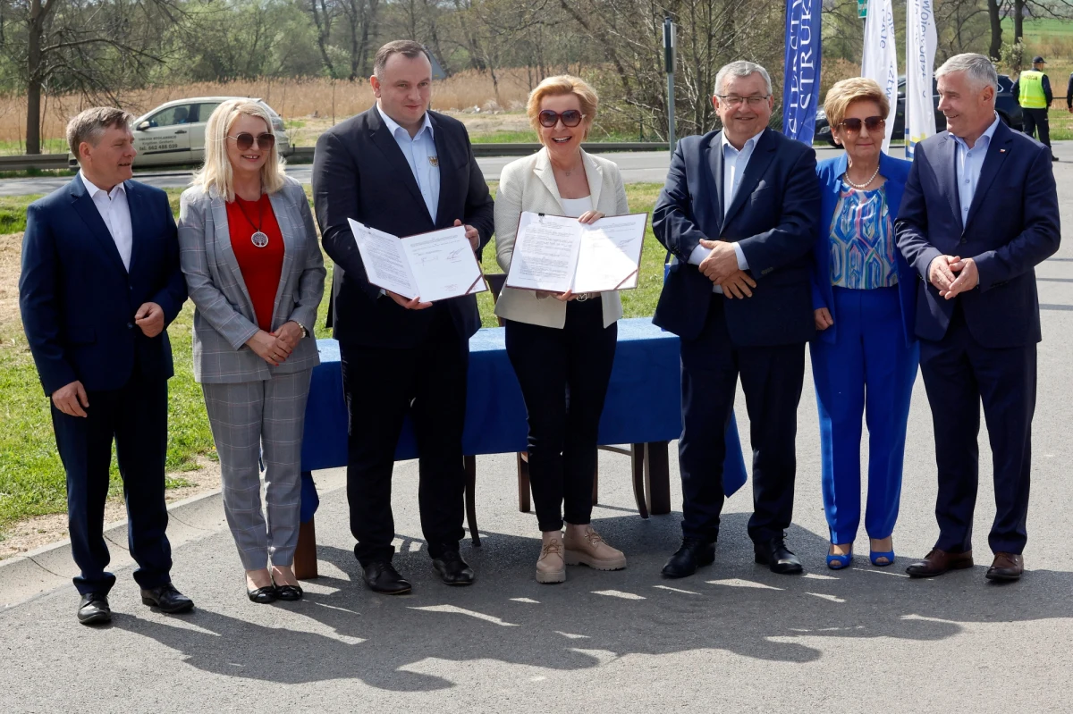 Za około 200 mln zł, do końca 2027 roku powstanie ponad 7-kilometrowa obwodnica miasteczka Koziegłowy w woj. śląskim. Inwestycję w połowie sfinansuje Rządowy Fundusz Rozwoju Dróg. W sobotę podpisano umowę.