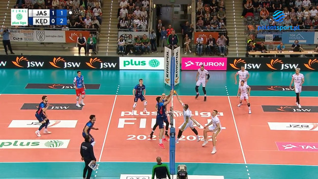 Grupa Azoty ZAKSA Kędzierzyn w pierwszym finałowym meczu siatkarskiej PlusLigi wygrała z Jastrzębskim Węglem 3:0. Rywalizacja o złoto toczy się do trzech zwycięstw.

Składy sobotniego spotkania:

Jastrzębski Węgiel:
Dryja, Hadrava, Strzymszok, Toniutti, Baroti, Boyer, Wiśniewski, Czerny, Gladyr, Tervaportti, Cedzyński, Clevenot, Szwed, Fornal, Rakowski, Szymura, Styrnol, Macyra
Libero: Popiwczak, Granieczny, Biniek
Trener: Nicola Giolito

Grupa Azoty ZAKSA Kędzierzyn-Koźle:
Kłęk, Kaczmarek, Kosian, Rejno, Janusz, Staszewski, Kluth, Kaciczak, Śliwka, Semeniuk, Smith, Kalembka, Kozłowski, Żaliński, Huber
Libero: Majcherski, Shoji, Banach
Trener: Gheorghe Cretu
