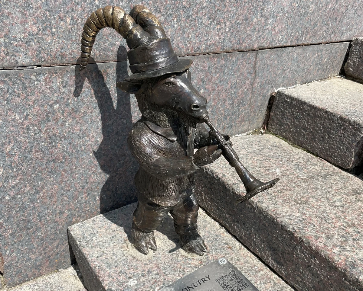 W Lublinie zamieszkał Koziołek Kazik. Tuż przy Bramie Krakowskiej odsłonięto dzisiaj uroczyście rzeźbę koziołka z poziomicą i kluczem do nakręcania zegarów. To już drugi po Onufrym - koziołek w mieście.   