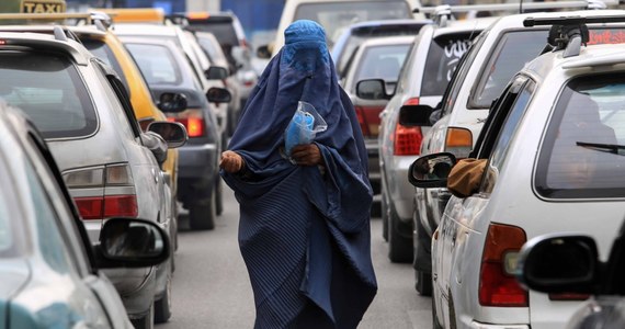 Władze w Kabulu wydały dekret nakazujący kobietom zakrywanie ciała od stóp do głów - poinformowała agencja Associated Press.