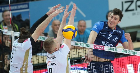 Grupa Azoty ZAKSA Kędzierzyn-Koźle pokonała po tie-breaku Jastrzębski Węgiel w drugim spotkaniu finałowym siatkarskiej PlusLigi. Mistrzem Polski zostanie zespół, który wygra trzykrotnie, a zwycięzca ubiegłorocznej Ligi Mistrzów ma już na koncie dwie wygrane.