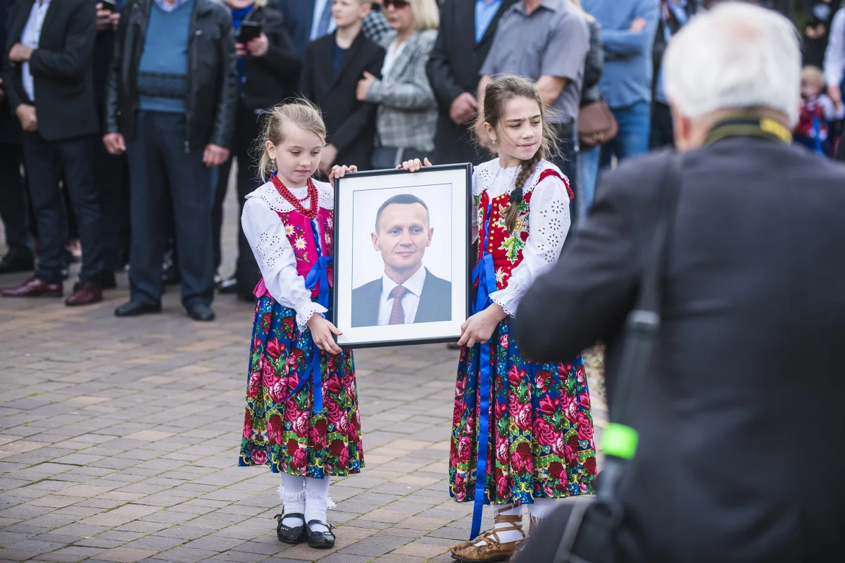 Zmarły 4 maja I wicewojewoda małopolski, poseł na Sejm, samorządowiec Józefa Leśniak, który dziś spoczął na cmentarzu w Chochorowicach koło Nowego Sącza, został pośmiertnie odznaczony przez prezydenta Krzyżem Oficerskim Orderu Odrodzenia Polski. W uroczystości żałobnej wzięli udział premier Mateusz Morawiecki oraz wicemarszałkowie Sejmu i Senatu – Ryszard Terlecki i Marek Pęk.