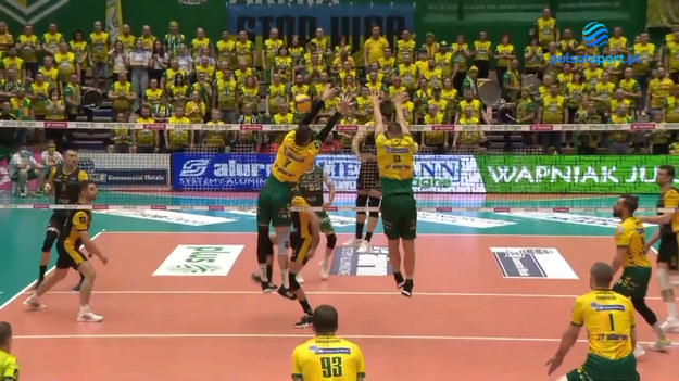 PGE Skra Bełchatów wyrównuje stan rywalizacji w walce o trzecie miejsce siatkarskiej PlusLigi. W drugim meczu z Aluronem CMC Wartą Zawiercie wygrała na wyjeździe 3:2. Najlepszym zawodnikiem spotkania został wybrany Dick Kooy.

Aluron CMC Warta Zawiercie: Konarski, Zniszczoł, Malinowski, Conte, Niemiec, Bieńkowski, Depowski, Cavanna, Tavares, Rodrigues, Orczyk, Rajsner, Szalacha, Kovacevic
Libero: Żurek, Makoś
Trener: Igor Kolaković

PGE Skra Bełchatów: Sawicki, Kłos, Schulz, Kooy, Taht, Ebadipour, Atanasijevic, Łomacz, Adamczyk, Bieniek, Mitić, Czerwiński, Ostrowski
Libero:Piechocki, Milczarek
Trener: Radosław Kolanek
