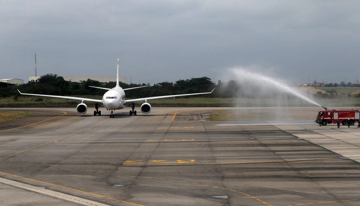 Nigeria będzie pierwszym krajem, który w poniedziałek wstrzyma wszystkie połączenia lotnicze - podała agencja Bloomberg. 