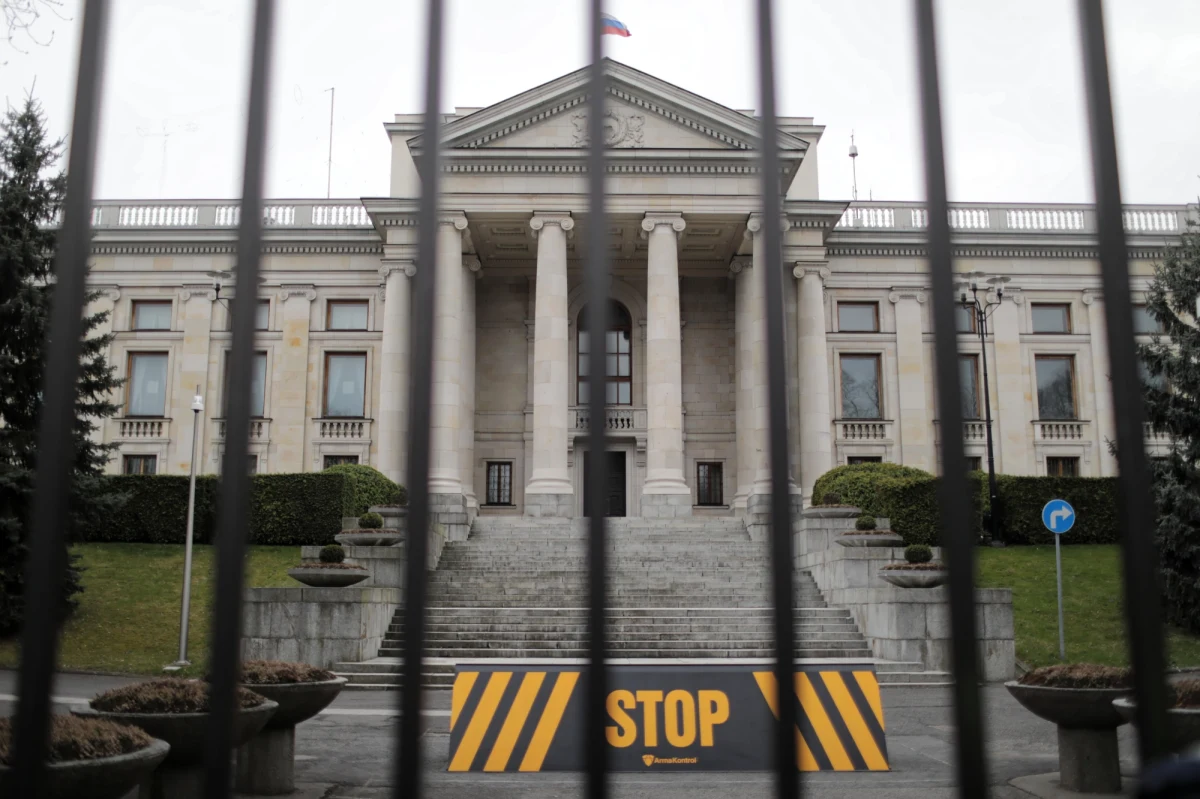 Rosyjska ambasada w Warszawie zmienia plan obchodów Dnia Zwycięstwa. W opublikowanym w sobotni wieczór oświadczeniu czytamy, że w związku z brakiem możliwości przeprowadzenia w dniu 9 maja uroczystości "w trybie tradycyjnym" ambasador Rosji w Polsce Siergiej Andriejew złoży wieniec na Cmentarzu-Mauzoleum Żołnierzy Radzieckich w Warszawie, ale nie odbędzie się marsz, który był wcześniej zapowiadany. W sobotę plany rosyjskiej ambasady stały się przyczyną słownej przepychanki w mediach społecznościowych pomiędzy polskim Ministerstwem Spraw Zagranicznych a prezydentem Warszawy.