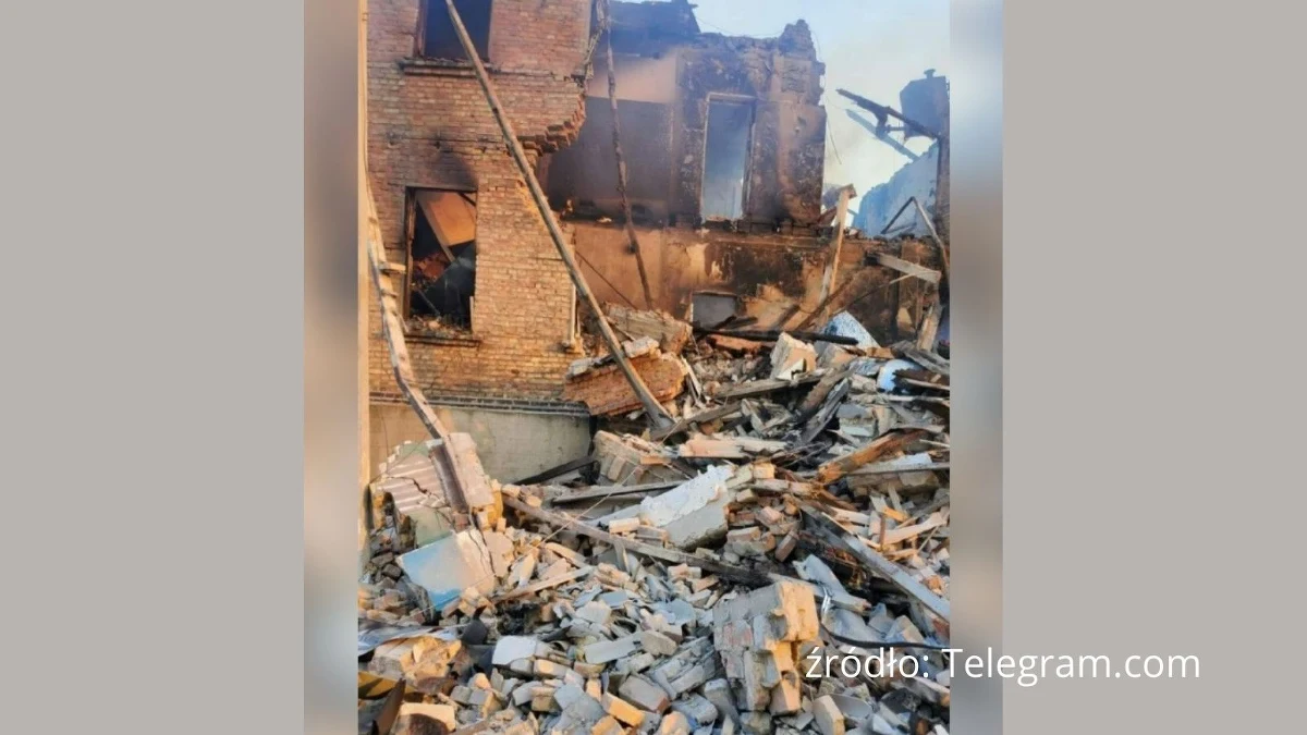 60 osób zginęło według wstępnych danych w sobotę na skutek zrzucenia przez siły rosyjskie bomby na szkołę we wsi Biłohoriwka w obwodzie ługańskim, gdzie podczas ataku znajdowało się 90 osób – poinformował w niedzielę szef władz obwodowych Serhij Hajdaj na Telegramie.