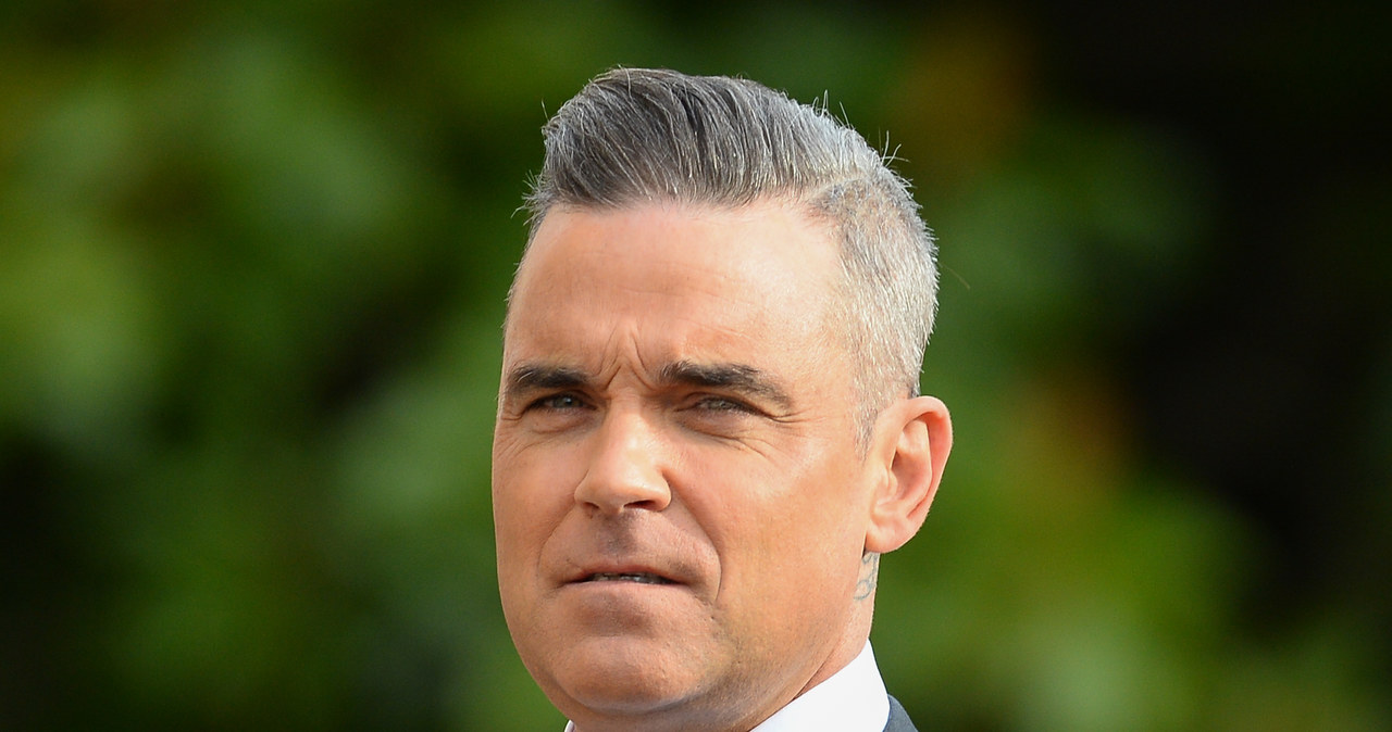 Robbie Williams zdradza, że w nadchodzącym filmie biograficznym "Better Man" zagra... siebie samego. Jak przekonuje "The Sun", nie było to wcale tak oczywiste, jak mogłoby się wydawać. Producenci filmu reżyserowanego przez Michaela Graceya, podobno wcześniej mieli problemy ze znalezieniem idealnej osoby do zagrania piosenkarza. Teraz poszukują już "tylko" aktora, który będzie mógł wcielić się w niego z okresu młodości.