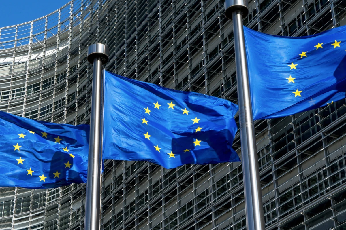 W Brukseli rozpoczęło się spotkanie ambasadorów Unii Europejskiej. Podczas niego powinni zatwierdzić kolejny, szósty już pakiet sankcji wobec Rosji. Tym razem chodzi o całkowity zakaz importu ropy za pół roku, a produktów rafinowanych do końca roku.