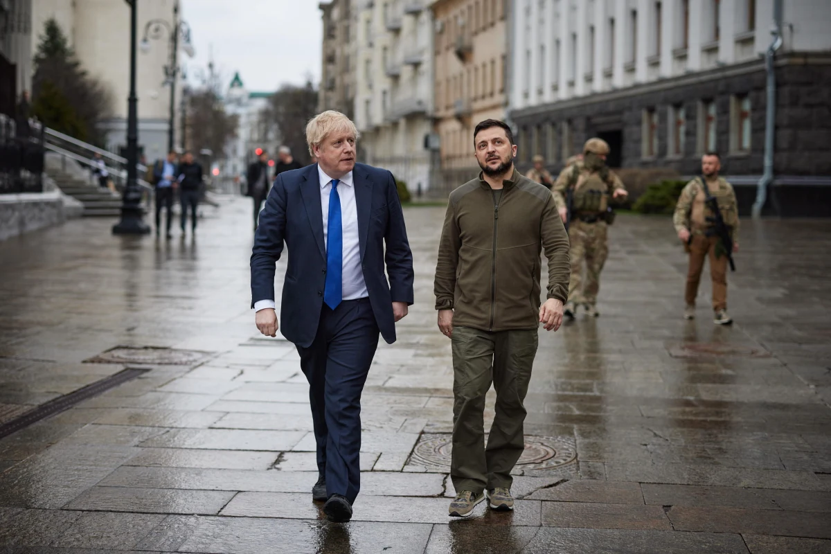 Kultowy już polar Wołodymyra Zełenskiego, w którym ten w Kijowie przyjmował wielu światowych przywódców i wygłaszał swoje przemówienia do Ukraińców, został sprzedany w czasie aukcji charytatywnej w Londynie. Jego wartość sięgnęła 90 tysięcy funtów.