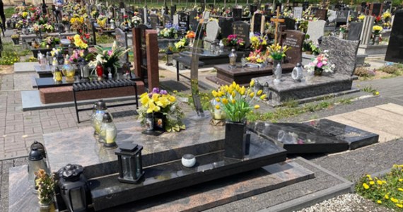 Nawet kilkadziesiąt nagrobków zostało zdewastowanych na cmentarzu św. Józefa w Piekarach Śląskich. Policja apelują o kontakt do wszystkich, którzy mogą pomóc w ujęciu wandali.