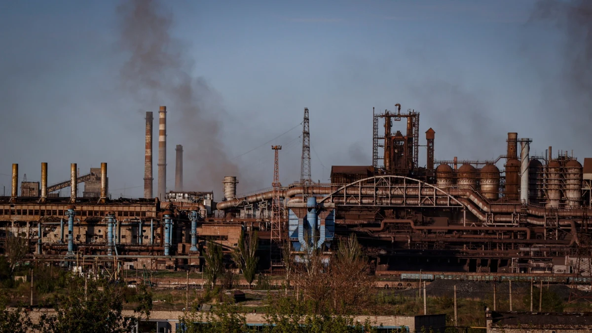 Ukraińscy bojownicy w oblężonej hucie Azowstal w Mariupolu powiedzieli, że będą się bronić, dopóki starczy życia. „Jesteśmy pod ostrzałem” – mówili podczas konferencji prasowej zorganizowanej online.