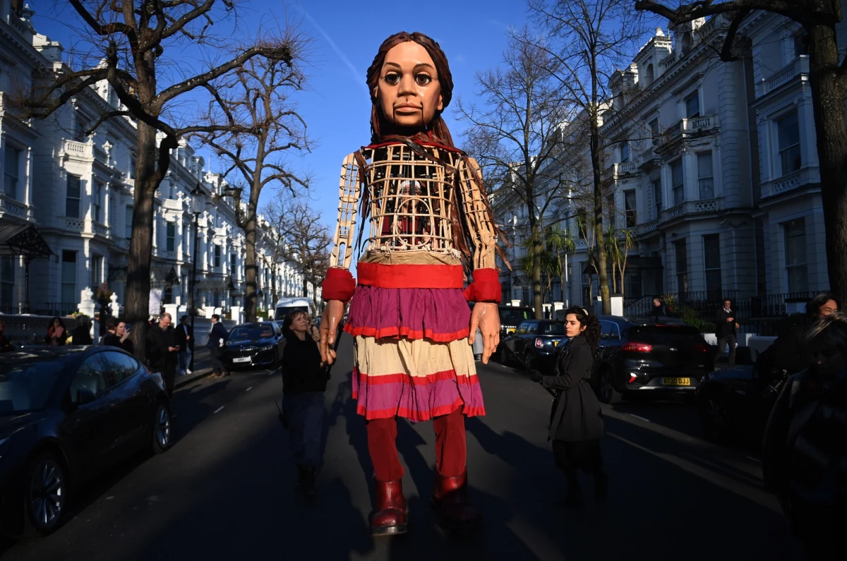 Mała Amal - gigantyczna marionetka, symbolizująca dzieci osierocone podczas wojny, rozdzielone z rodzinami, spotka się w czwartek z mieszkańcami Przemyśla. To jedno z trzech polskich miast, wybranych do prezentacji tej lalki.