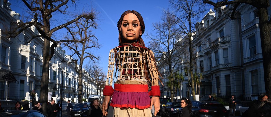 Mała Amal - gigantyczna marionetka, symbolizująca dzieci osierocone podczas wojny, rozdzielone z rodzinami, spotka się w czwartek z mieszkańcami Przemyśla. To jedno z trzech polskich miast, wybranych do prezentacji tej lalki.