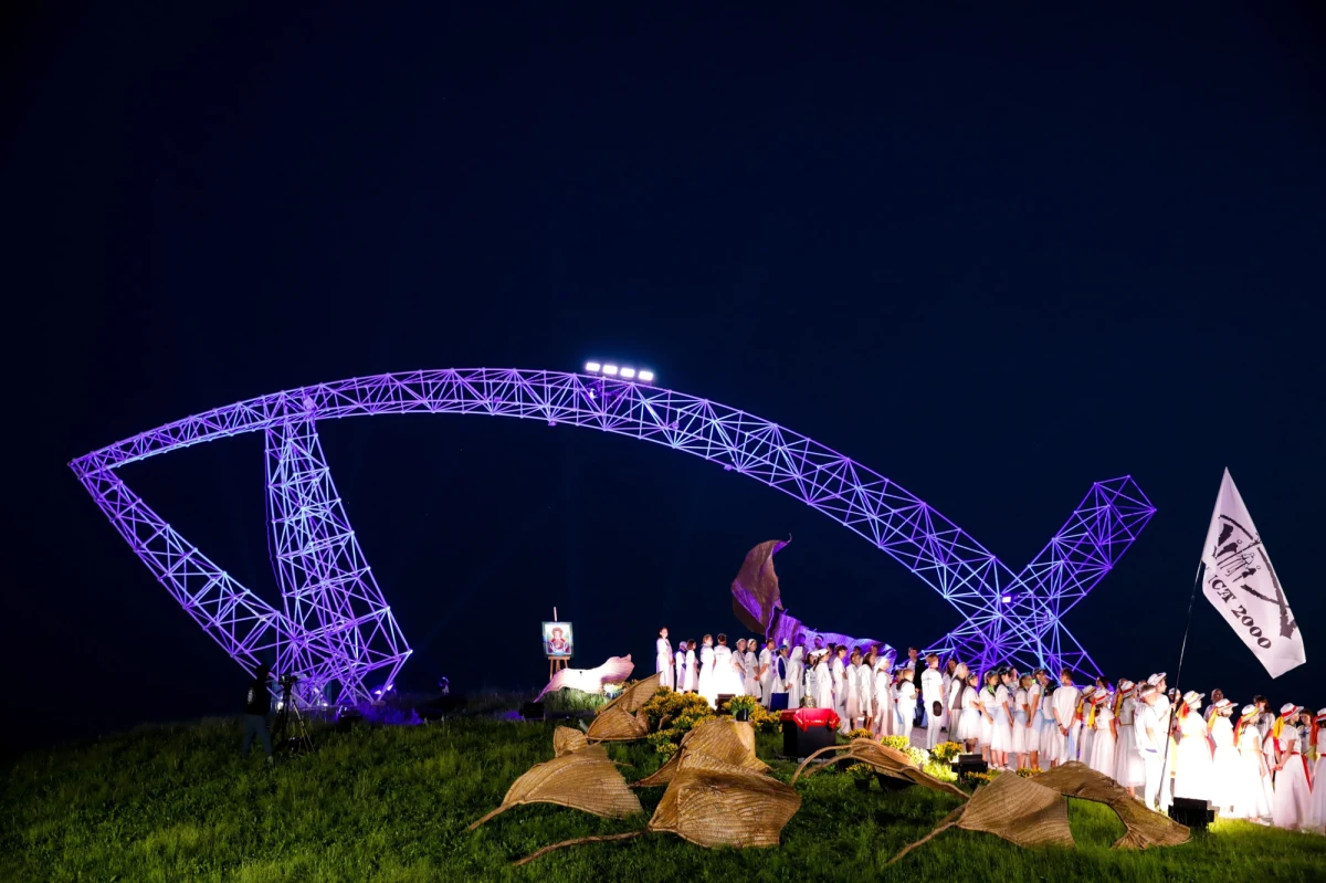 Po kilku edycjach w formie online, w tym roku powrócą tradycyjne spotkania „Lednica 2000”.  Największe religijne wydarzenie dla młodzieży w Polsce stało pod znakiem zapytania nie tylko z powodu pandemii koronawirusa, ale i konfliktu pomiędzy Stowarzyszeniem Świeckich Lednica 2000 a dominikanami.