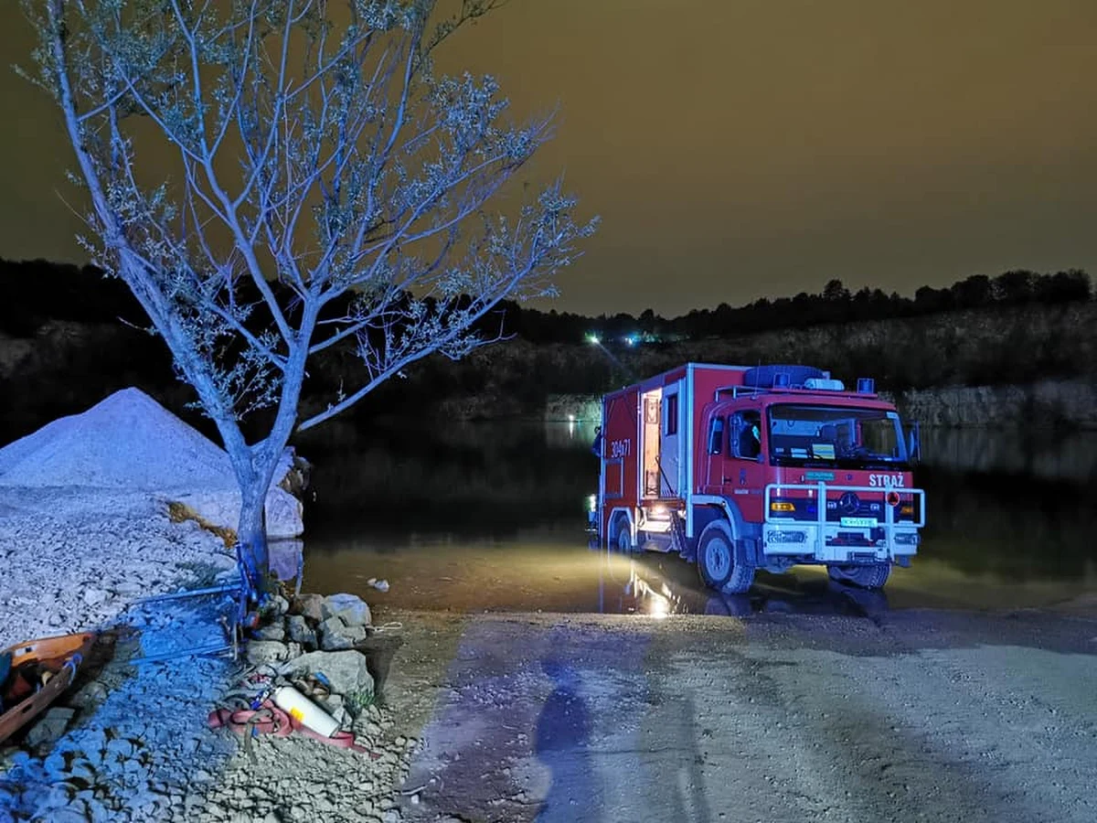 W nocy z soboty na niedzielę na krakowskim Zakrzówku musieli interweniować strażacy. Dwie młode osoby spadły ze skał urwiska. Jedna z nich wpadła do wody, druga zatrzymała się na półce skalnej.