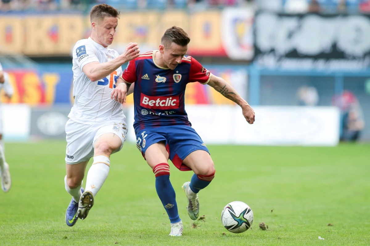 Piłkarze Lecha Poznań wygrali w Gliwicach z Piastem 2:1 w 32. kolejce ekstraklasy i awansowali na pierwsze miejsce w tabeli. Dotychczasowy lider Raków Częstochowa zremisował u siebie z Cracovią 1:1. Czwarta Lecha Gdańsk pokonała Stal Mielec 3:2.