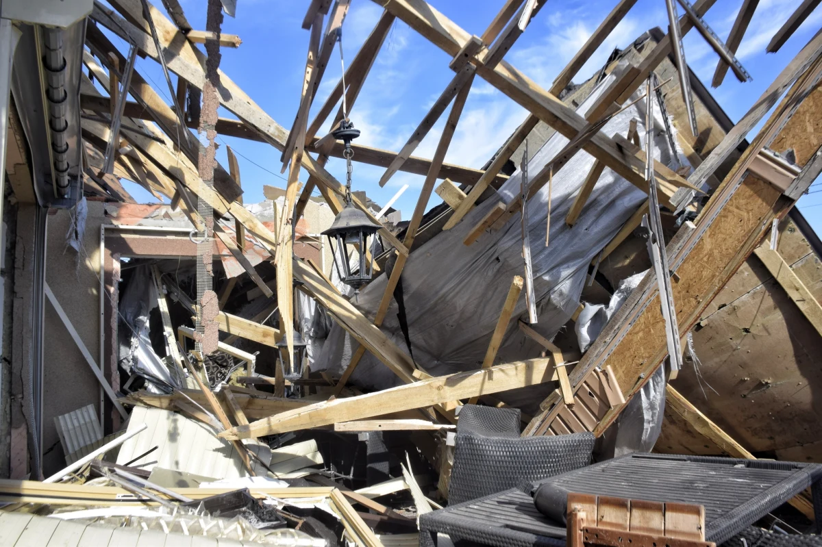 ​Rosjanie zrzucili bomby na szkołę we wsi Biłohoriwka w obwodzie ługańskim. Zginęło tam 60 osób. Wciąż trwa szturm na zakład metalurgiczny Azowstal w Mariupolu. Obrońcy enklawy podczas internetowej konferencji prasowej powiedzieli, że "nie mają dużo czasu", ale będą walczyć tak długo, jak żyją. Unijni ambasadorzy nie dogadali się dzisiaj co do szóstego pakietu sankcji na Rosję, który przewidywał m.in. embargo na rosyjską ropę. Projekt zablokowały Węgry. Najważniejsze wydarzenia z 74. dnia rosyjskiej inwazji na Ukrainę zebraliśmy dla Was w naszym podsumowaniu dnia.