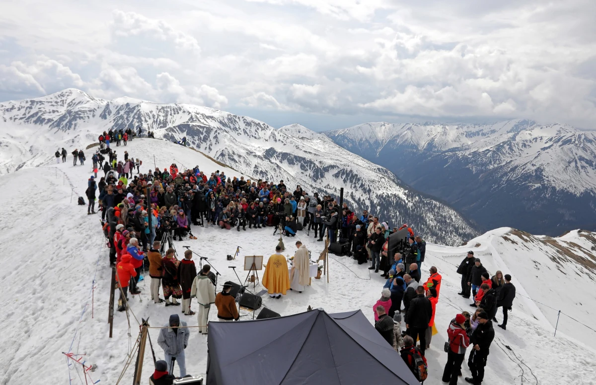 Na Kasprowym Wierchu odbyło się 14. Spotkanie Przyjaciół. W tym roku wydarzenie miało jednak wyjątkowy charakter. Na tatrzańskim szczycie spotkali się Polacy oraz Ukraińcy, by wspólnie modlić się o pokój i zaprzestanie ludobójstwa. 