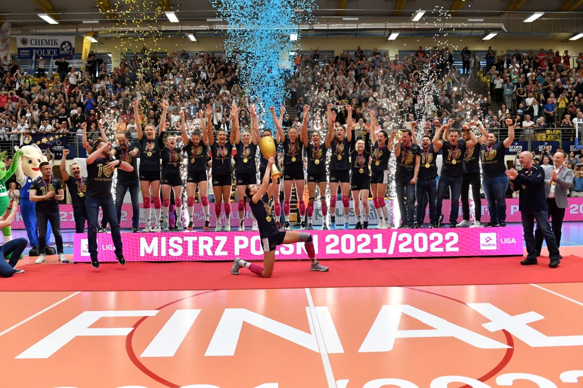 Grupa Azoty Chemik Police po raz dziesiąty w historii i trzeci z rzędu zdobyła złoty medal mistrzostw kraju siatkarek. W rywalizacji do trzech zwycięstw zespół Marka Mierzwińskiego pokonał Developres BELLA DOLINA Rzeszów. W niedzielę poznaliśmy także brązowe medalistki rozgrywek.