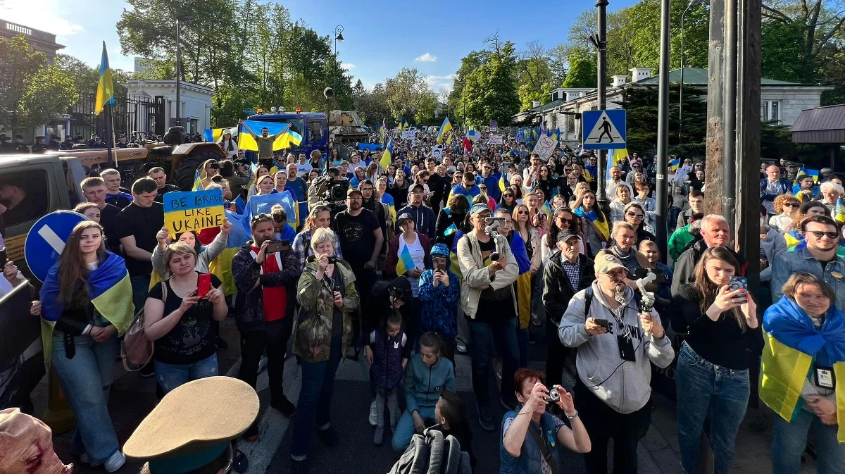 W niedzielę po południu ulicami Warszawy przeszedł marsz antywojenny wyrażający sprzeciw wobec agresji Rosji na Ukrainę. Uczestnicy przeszli pod hasłem: "Rossija, idi na ch...". Wydarzenie wspólnie zorganizowali Ogólnopolski Strajk Kobiet, Komitet Obrony Demokracji i Euromaidan Warszawa. 