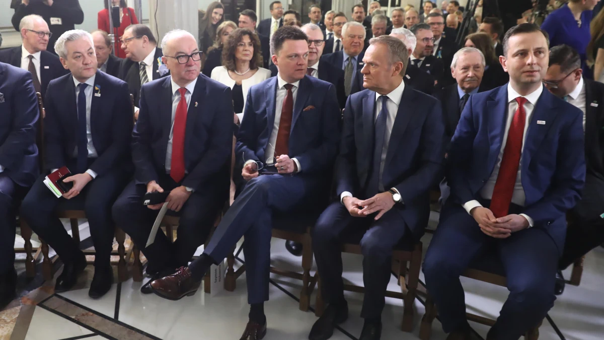 ​Opozycja ma szanse na pokonanie PiS-u i uformowanie rządu, startując zarówno osobno, w dwóch blokach lub na jednej liście - wynika z sondażu United Surveys dla RMF FM i "Dziennika Gazety Prawnej". Najwięcej mandatów opozycja mogłaby zdobyć w scenariuszu, w którym startują dwa osobne bloki: Koalicja Obywatelska i Lewica na jednej liście, Polska 2050 i PSL na drugiej.