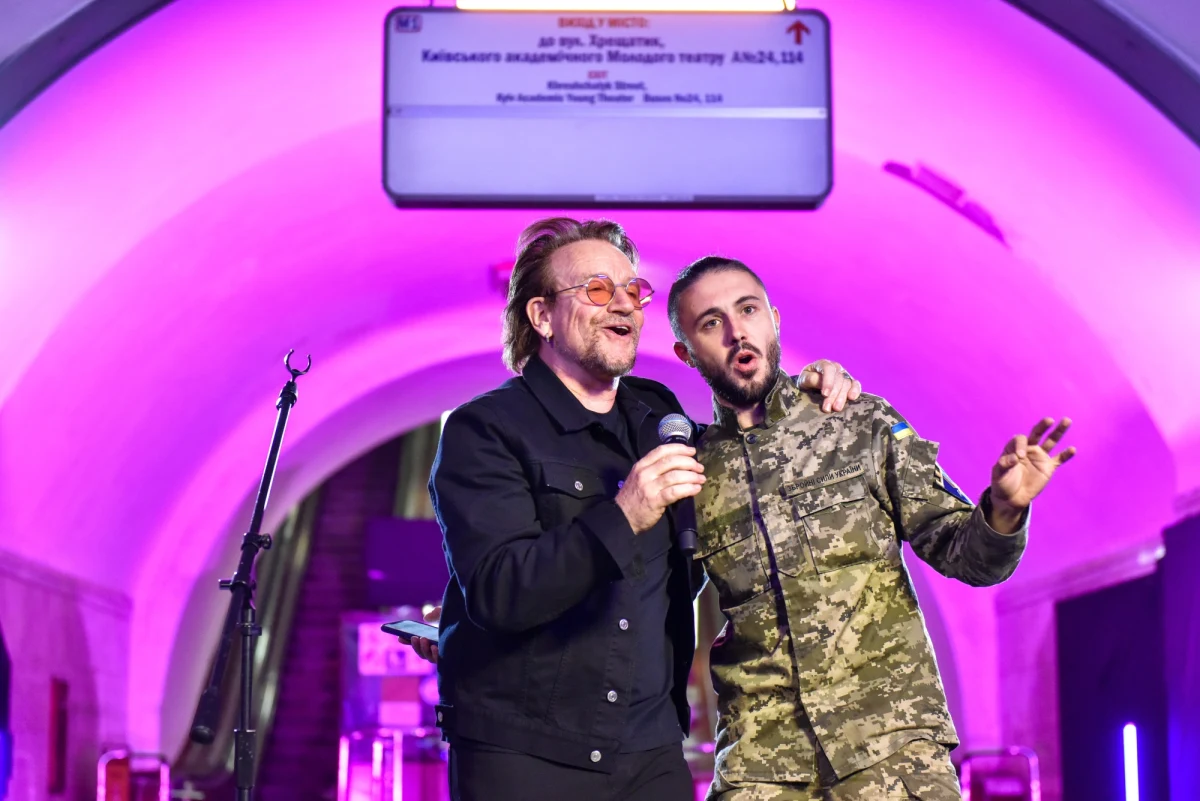 Bono, piosenkarz zespołu rockowego U2 wystąpił z koncertem w metrze w Kijowie. Zaśpiewał razem z ukraińskimi muzykami.