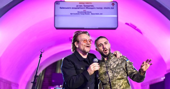 Bono, piosenkarz zespołu rockowego U2 wystąpił z koncertem w metrze w Kijowie. Zaśpiewał razem z ukraińskimi muzykami.