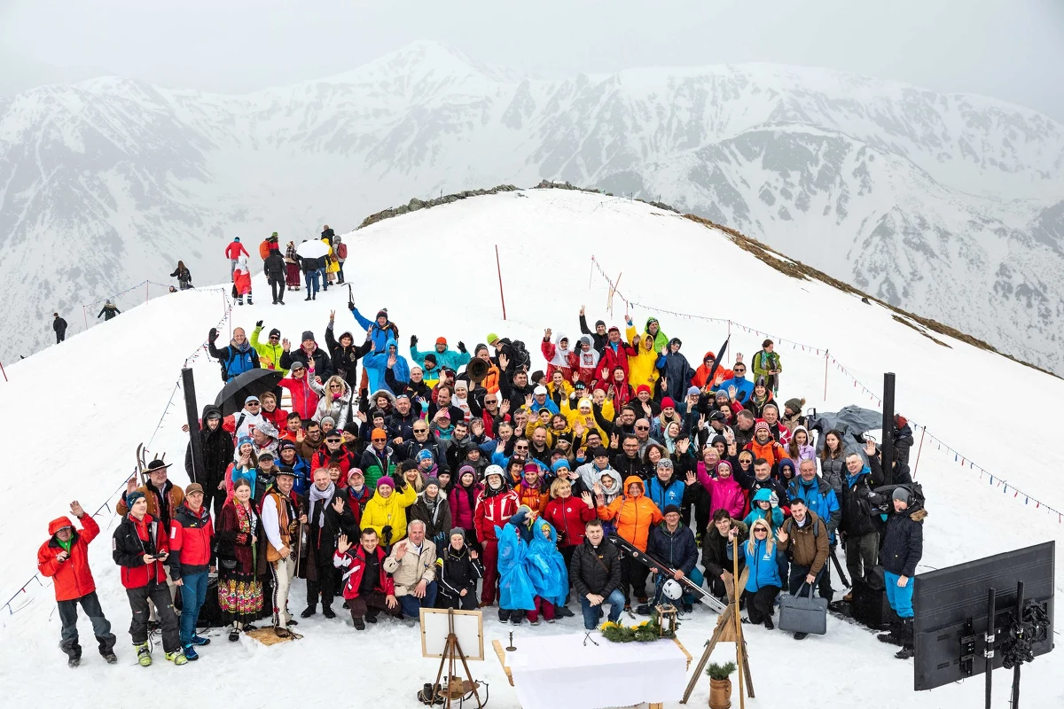 W niedzielę 8 maja, na szczycie Kasprowego Wierchu zgromadziło się ponad 550 Polaków i Ukraińców. Razem, podczas mszy świętej celebrowanej przez ks. Andrzeja Augustyńskiego i ks. Petro Tsiviuka modlili się o pokój w Ukrainie, Polsce i na świecie. 