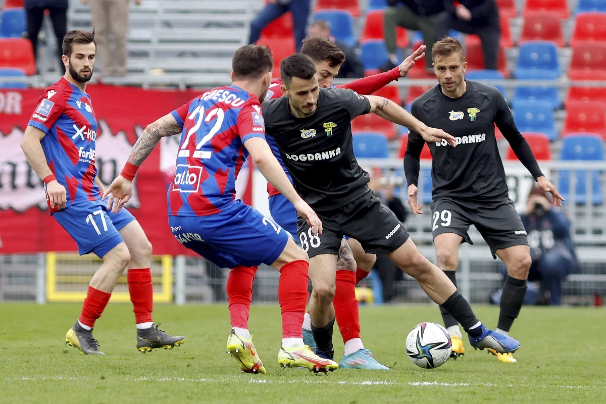 O 18:00 na zakończenie 32. kolejki Ekstraklasy o ligowe punkty zagrają Górnik Łęczna i Bruk-Bet Termalica Nieciecza. To drużyny, które zamykają tabelę i poważnie zagraża im widmo spadku. Dla gospodarzy jedyną nadzieją na przedłużenie walki o utrzymanie jest zwycięstwo. Na wynik tego starcia czekają w kilku innych klubach, które z niepokojem zerkają w stronę 1. ligi.