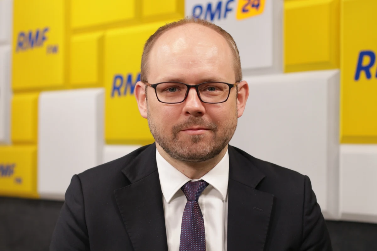 "Jestem przeciwnikiem myślenia o Putinie jako o oszalałbym przywódcy - to zimny, cyniczny gracz, który na zimno rozgrywa tę operację" - oceniał w Porannej rozmowie w RMF FM wiceminister spraw zagranicznych Marcin Przydacz. "Na tym etapie nic nie wskazuje na to, żeby broń nuklearna miała być użyta. Ale wykorzystanie innych rodzajów broni - zakazanych lub częściowo zakazanych - albo próba prowokacji, tak żeby zrzucić winę na Ukraińców, jest możliwa. Ale na pewno dzisiaj tego Władimir Putin (podczas parady z okazji dnia zwycięstwa - przyp. red.) nie będzie tego mówił" - zaznaczył gość Roberta Mazurka.