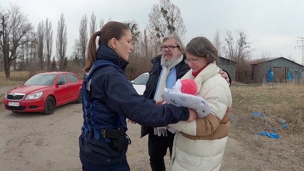 Mąż Natalii, Arek, podejrzewa, że doktor Lawecki szykuje jakąś nielegalną akcję i prosi żonę-policjantkę o pomoc interwencji. W ich plan włącza się również partner Natalii z patrolu, Marek Korwicki. Lawecki niepokoi się, że ratownik Arek patrzy mu na ręce. Mówi o tym swojej obecnej szefowej, Jaskowskiej. Tymczasem na komendzie pojawia się kobieta, która zgłasza zaginięcie swojej pełnoletniej córki. Natalia i Marek podejrzewają, że dziewczyna mogła chcieć się uwolnić od despotycznej matki i celowo zniknęła bez śladu. Pomimo tych podejrzeń, policjanci podejmują wszelkie działania, by znaleźć dziewczynę. W trakcie śledztwa wychodzą na jaw niepokojące fakty dotyczące zaginionej nastolatki. W śledztwie pomagają koleżanki ze szkoły i dzięki nim policja dociera do chłopaka poszukiwanej, który może być zaangażowany w całą sprawę.