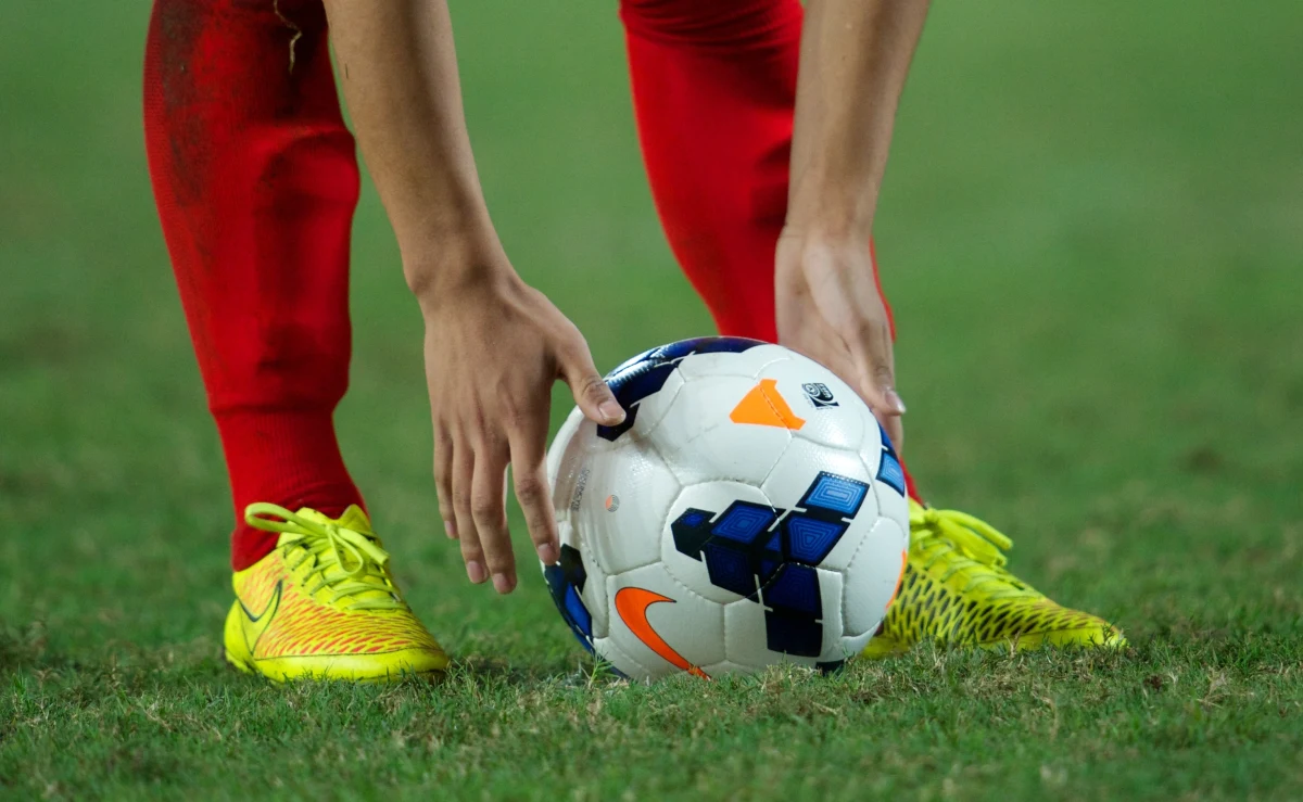 Piłkarska reprezentacja Polski dla lat 17 rozpocznie dziś w Warszawie zgrupowanie przed mistrzostwami Europy, które 16 mają rozpoczną się w Izraelu. Biało- czerwoni, którzy awans na ten turniej uzyskali po 10 latach, zmierzą się w fazie grupowej z Francją, Holandią i Bułgarią. „Jedziemy zagrać odważnie i walczy o zwycięstwo w każdym meczu. Na pewno będziemy cieszyli się z każdego punktu" - mówi w rozmowie z RMF FM Dariusz Gęsior, selekcjoner kadry U-17, z którym o awansie na turniej, powołaniach, a także celach na mistrzostwa rozmawiał Wojciech Marczyk z redakcji sportowej RMF FM. 