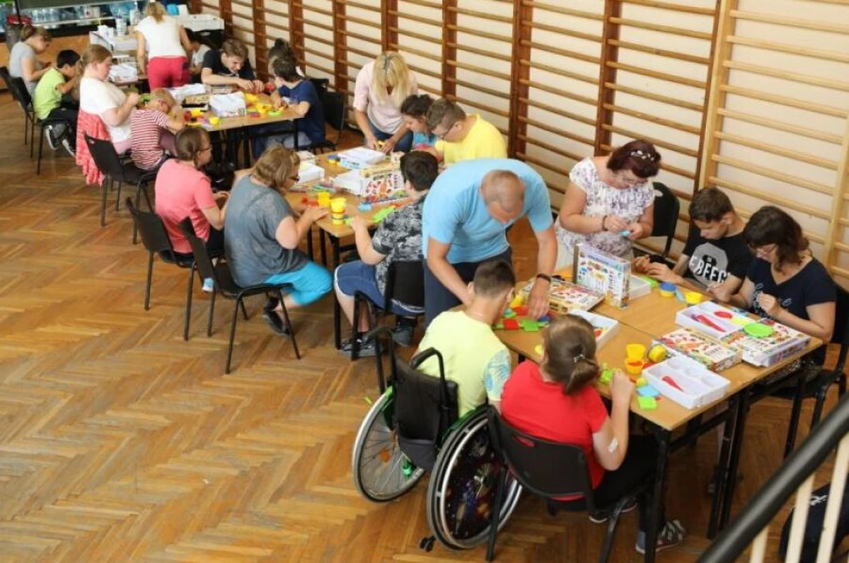 Do 20 maja Urząd Miasta Krakowa czeka na zgłoszenia od osób, które przyjechały do Krakowa z objętej wojną Ukrainy i są zainteresowane zapisaniem swoich niepełnosprawnych dzieci na letnie półkolonie.   

