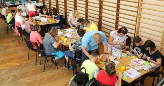 Do 20 maja Urząd Miasta Krakowa czeka na zgłoszenia od osób, które przyjechały do Krakowa z objętej wojną Ukrainy i są zainteresowane zapisaniem swoich niepełnosprawnych dzieci na letnie półkolonie.   

