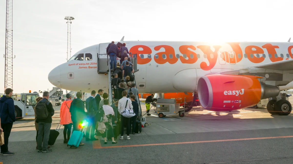 Linie lotnicze easyJet zmniejszą liczbę foteli w samolotach Airbus A319 ze 156 do 150. Linie w Wielkiej Brytanii borykają się z niedoborem personelu, dzięki tej decyzji samoloty easyJet będą mogły latać z trzema członkami personelu pokładowego zamiast z czterema.